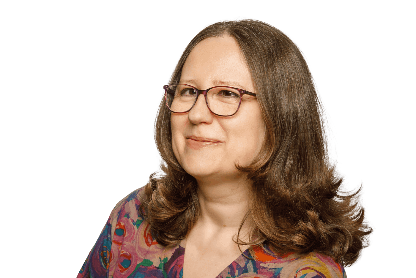 Porträtfoto von Mag. Manuela Pichler, Psychotherapeutin in Wien, mit brünetten schulterlangen Haaren, Brille und freundlichem Lächeln, in einer bunt gemusterten Bluse vor neutralem, hellem Hintergrund.